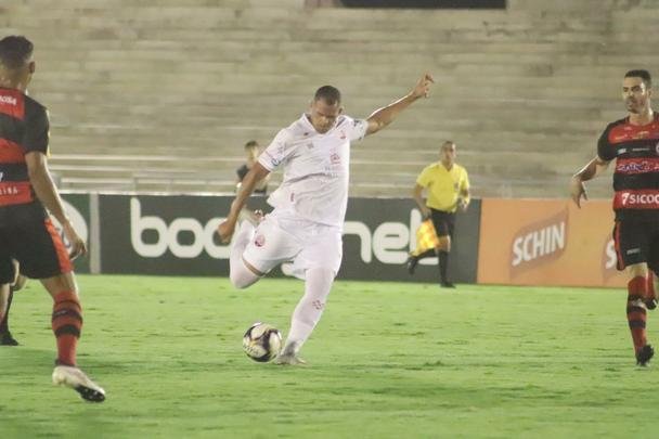 Contra o Campinense, o gol mais bonito até aqui em 2019. De fora da área, Wallace marcou um golaço. O nono na temporada