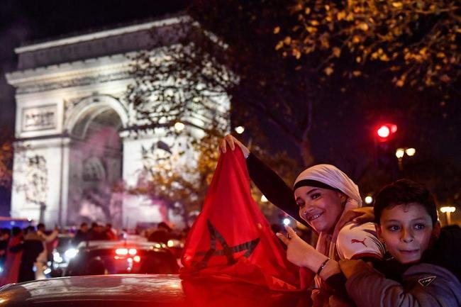 Torcedores marroquinos invadiram as ruas de Paris, na Frana, para festejar a classificao da seleo do Norte da frica s quartas de final da Copa do Mundo. Pas europeu tem grande colnia africana. Marrocos eliminou a Espanha e agora ter Portugal pela frente no Mundial do Catar
