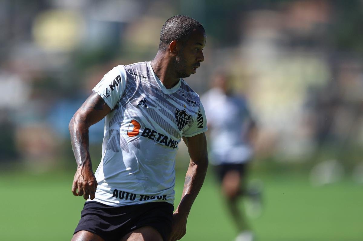 Fotos do coletivo entre profissionais e sub-20 do Atltico