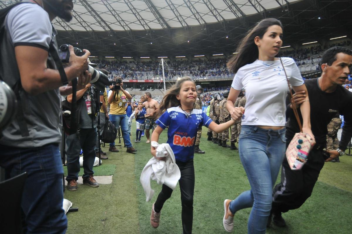 Depois de derrota do Cruzeiro para o Palmeiras e da confirmao do rebaixamento, Mineiro virou praa de guerra, com ira da torcida, depredaes e bombas