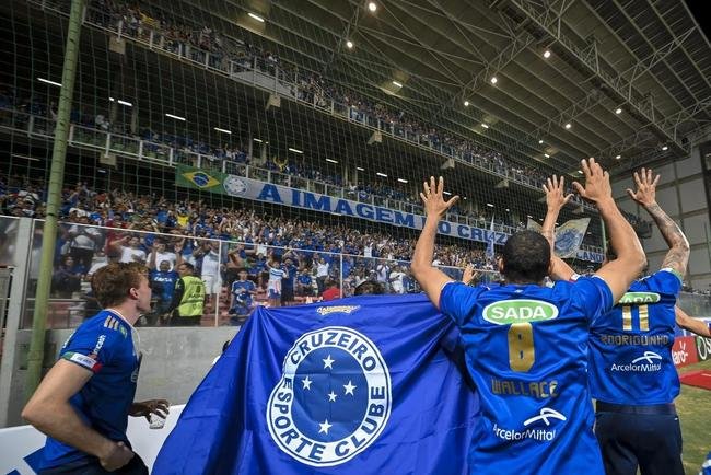 Time de vôlei do Cruzeiro festeja conquista da Superliga nas ruas e no estádio