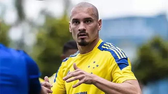 Maicon tenta resolver situação contratual para definir seu futuro