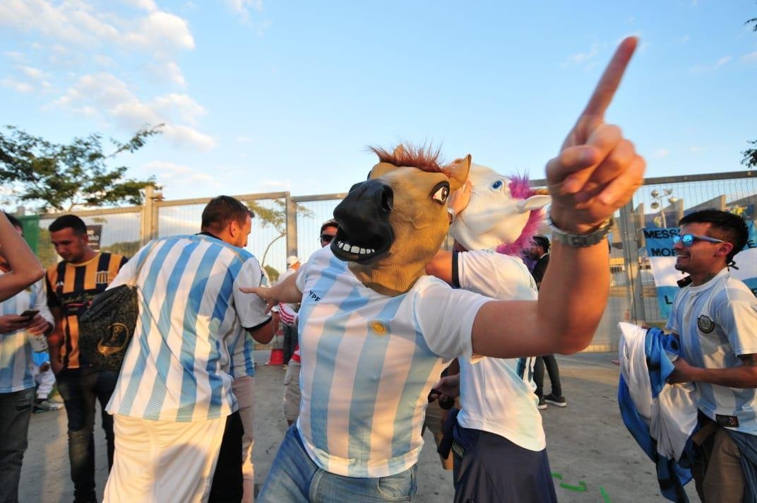 Torcedores de Argentina e Paraguai na chegada ao Minero para duelo pela Copa Amrica