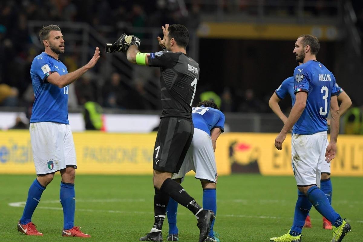 Imagens da decepo italiana com a eliminao diante da Sucia na repescagem: Azzurra fora da Copa