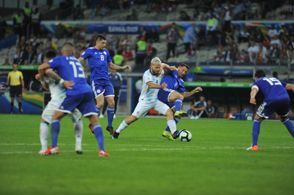 Fotos do duelo entre Argentina e Paraguai, no Mineiro, pela Copa Amrica