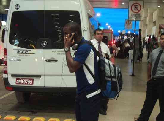 Delegao do Cruzeiro desembarcou em Confins na noite desta quinta-feira