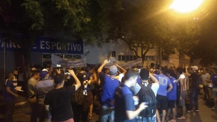 Torcedores do Cruzeiro voltam a protestar em frente  sede administrativa do clube, no Barro Preto
