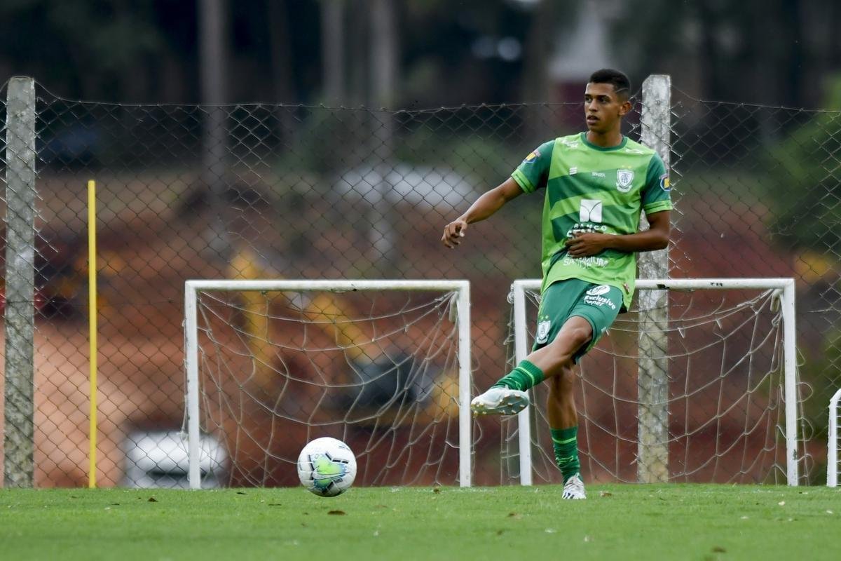 Titulares do Amrica foram poupados do treino com bola no campo, nesta segunda-feira, no CT Lanna Drumond. De qualquer forma, todo o elenco participou de uma palestra com o tcnico Lisca. A novidade do dia foi a volta do zagueiro Eduardo Bauermann s atividades normais. O volante Z Ricardo segue como dvida para enfrentar o Internacional na quarta-feira, em 'deciso' pela Copa do Brasil