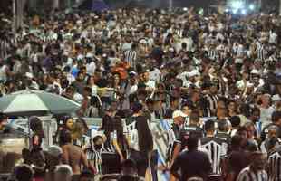 Atleticanos invadiram o Mineiro no jogo contra o Grmio e bateram recorde de pblico no Brasileiro; veja fotos do entorno do estdio antes da partida