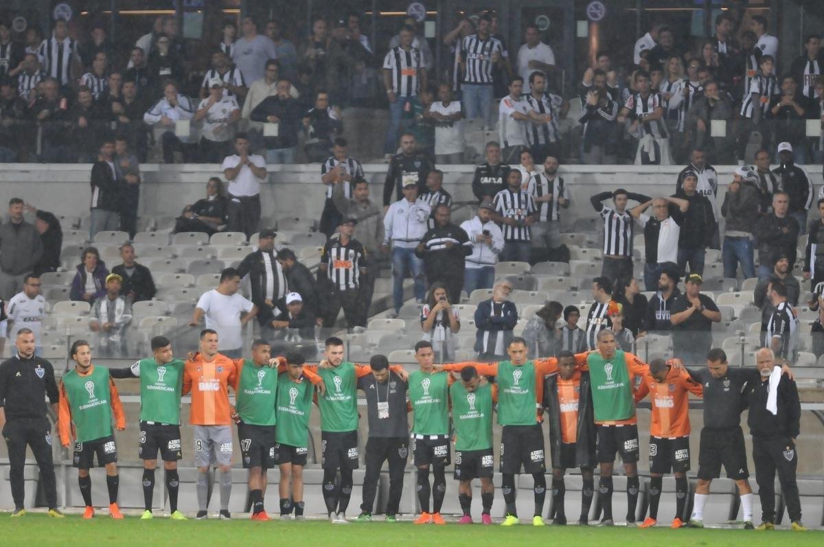 Atltico perdeu por 4 a 3 para o Coln nos pnaltis e foi eliminado da Copa Sul-Americana. Goleiro argentino Burin defendeu penalidades de Rver e Cazares