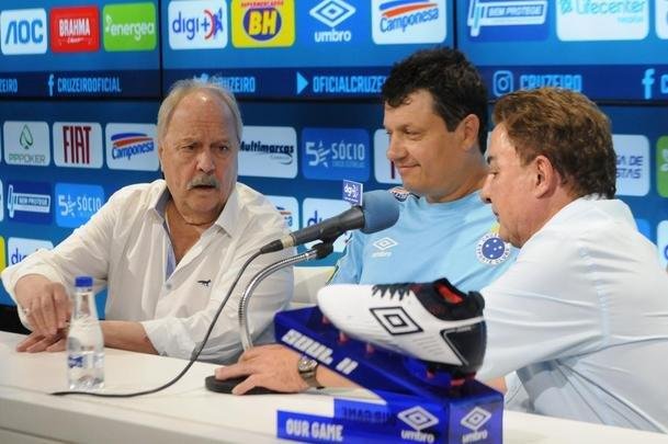 Fotos da apresentao de Adilson Batista como novo tcnico do Cruzeiro. Tcnico teve reunio com jogadores na Toca da Raposa II, falou com a imprensa e depois comandou seu primeiro treino