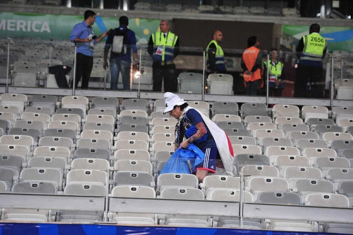 Depois do empate entre Japo e Equador, por 1 a 1, pela Copa Amrica, um torcedor japons deu um bom exemplo aos brasileiros. Com pacincia, ele recolheu lixo em vrios pontos do setor em que se encontrava no Mineiro. Na Copa de 2014, no Brasil, os nipnicos j haviam mostrado civilidade ao mundo ao limpar arquibancadas e vestirios dos estdios.