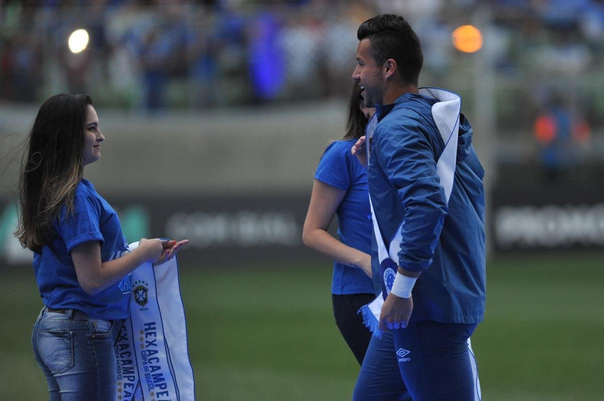 Jogadores, integrantes da comisso tcnica e dirigentes do Cruzeiro recebem faixas alusivas ao ttulo da Copa do Brasil