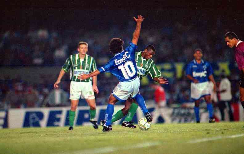 Fotos do empate por 1 a 1 entre Cruzeiro e Palmeiras, no Mineiro, na deciso da Copa do Brasil d 1996