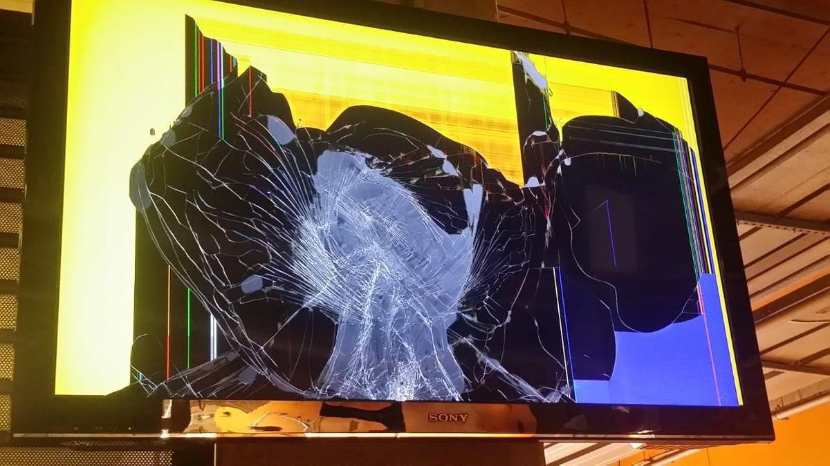 Imagens dos estragos causados por torcedores no Mineiro