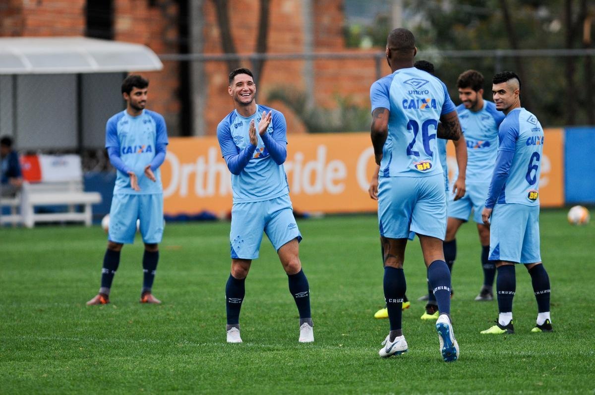 Cruzeiro treinou na tarde desta segunda-feira, na Toca da Raposa II, e embarcou para Buenos Aires horas depois. Na quarta, time enfrenta o Boca Juniors, na Bombonera, pela Copa Libertadores. O meia Arrascaeta, com dores na coxa esquerda, no viajou com a delegao. Tambm ficaram em Belo Horizonte o meia Mancuello e o atacante Sass.