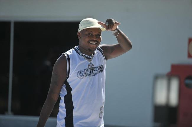 Gustavo Pereira Marques, o rapper Djonga, de 24 anos, vem fazendo sucesso na internet. Astro do estilo musical, o mineiro visitou nesta ter�a-feira a Cidade do Galo, centro de treinamentos do Atl�tico, seu clube de cora��o. O rapper espera que o Alvinegro conquiste t�tulos em 2019. 