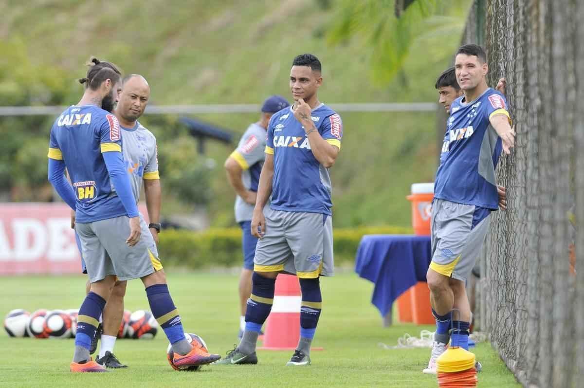 Imagens do primeiro treino do meia Thiago Neves na Toca da Raposa II
