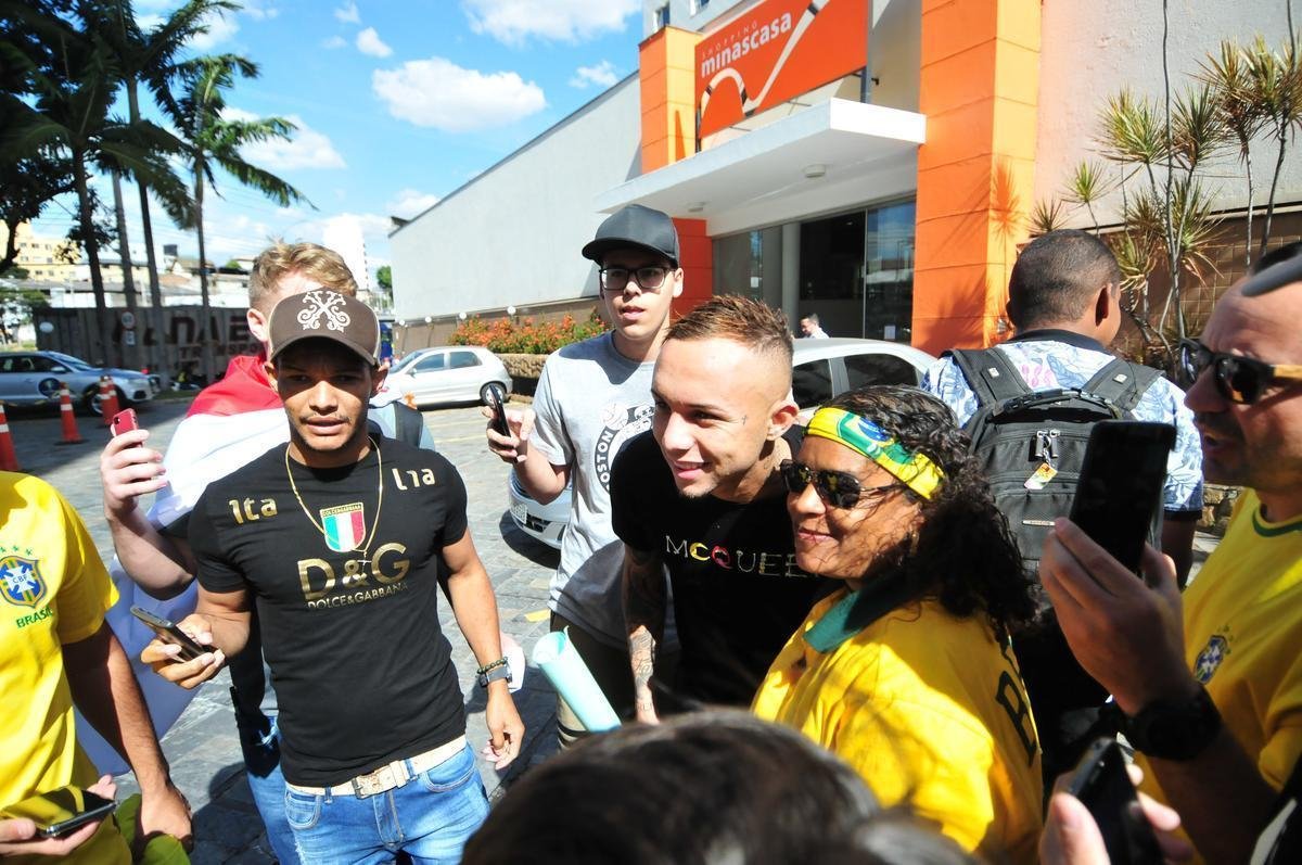 Depois de derrotar a Argentina por 2 a 0 no Mineiro e garantir vaga na final da Copa Amrica, jogadores da Seleo Brasileira ganharam folga em Belo Horizonte e foram tietados por torcedores na porta do hotel Ouro Minas. 