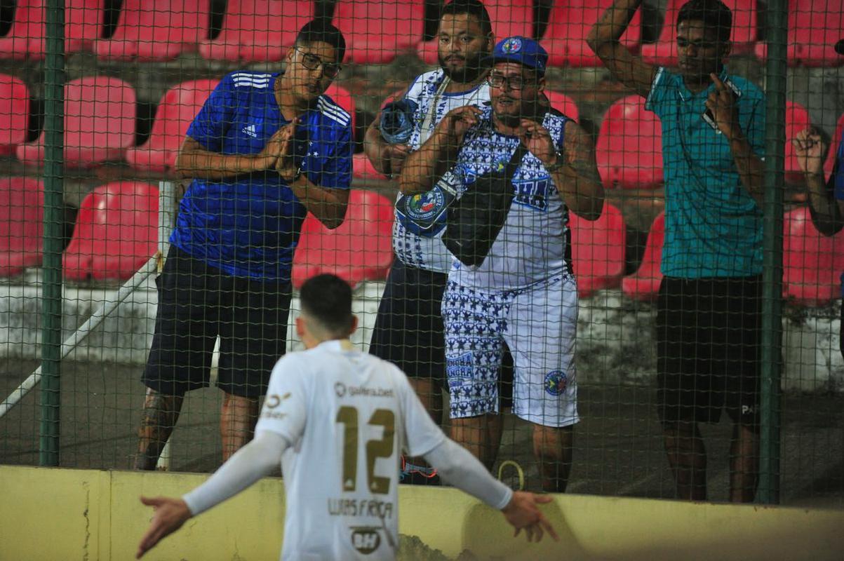 Torcida do Cruzeiro vai da euforia  decepo na Arena do Jacar no empate por 1 a 1 com o Operrio. Time azul saiu na frente, com gol de Claudinho. Depois, Paulo Srgio empatou, de pnalti, para os paranaenses. No fim, o gol da vitria, de Marcelo Moreno, foi anulado pelo VAR.