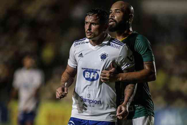 Cruzeiro domina Sampaio Corrêa e se isola na liderança da série B