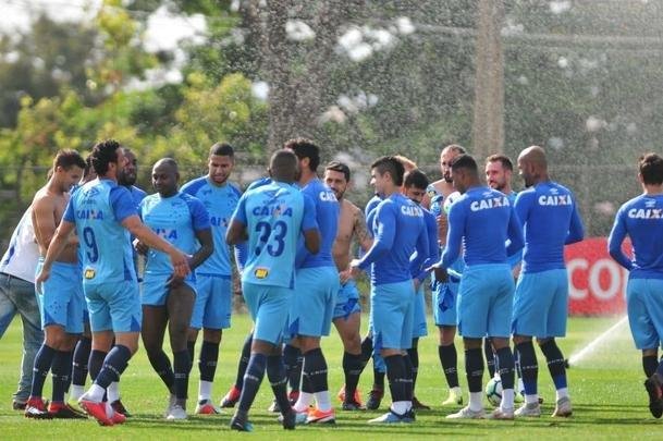 No retorno aos trabalhos com bola na Toca II, os atacantes Fred e Sass passaram por 'batismo' dos companheiros