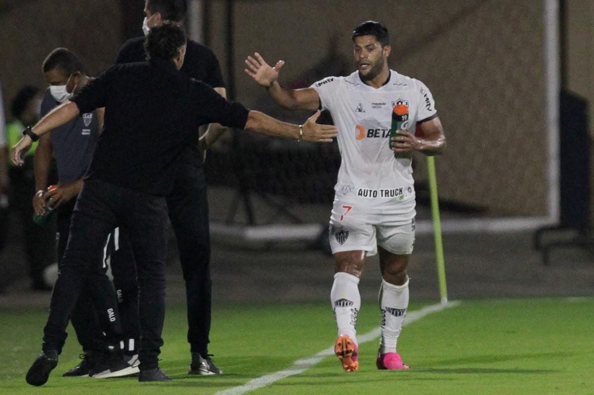 Jogo entre Amrica de Cli e Atltico, em Barranquilla, pela Copa Libertadores, teve diversas paralisaes devido aos efeitos do gs de pimenta nos atletas. Protestos do lado de fora do estdio, contra o governo, tiveram consequncias no gramado. 