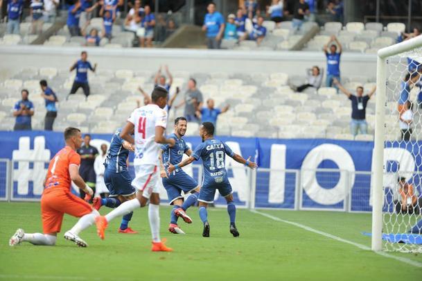 Fotos de Cruzeiro x Villa Nova, no Mineiro, pela stima rodada do Campeonato Mineiro
