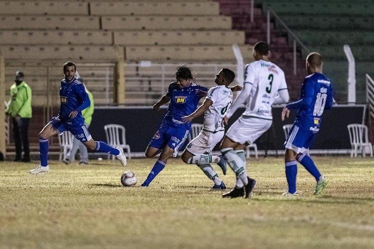 8- Queda no Mineiro (julho): a primeira decepo do Cruzeiro na temporada foi a eliminao precoce no estadual, ainda na etapa classificatria. O tcnico Enderson Moreira at conseguiu conduzir o time a vitrias sobre URT (3 a 0) e Caldense (1 a 0), mas os placares foram insuficientes para abater a diferena no saldo de gols. A equipe celeste ficou em quinto lugar, com 20 pontos em 11 rodadas (6 vitrias, 3 empates e 2 derrotas). No Trofu Inconfidncia, a Raposa bateu o Patrocinense por 3 a 0, na semifinal, e abdicou da disputa da deciso aps o elenco do Uberlndia ter sofrido com surto de COVID-19. Assim, o clube do Tringulo foi proclamado campeo do minitorneio que contou tambm com o Boa Esporte.