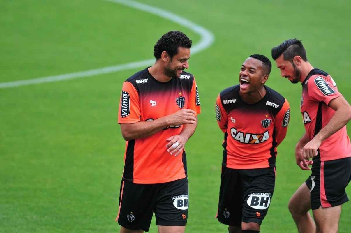 Fred (e), Robinho (c) e Dtolo (d) durante treinamento na Cidade do Galo