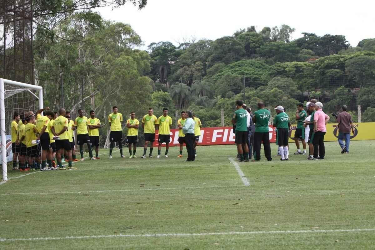 O elenco do Amrica se reapresentou para a temporada 2015 na tarde desta segunda-feira, no CT Lanna Drumond. Depois de reunio com integrantes do conselho de administrao, os jogadores foram para um campo secundrio, onde realizaram o primeiro trabalho com bola. O gramado principal passa por reformas.
