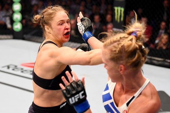 Ronda Rousey é nocauteada por Holly holm no segundo round e perde cinturão do peso galo feminino do UFC, na luta principal em Melbourne