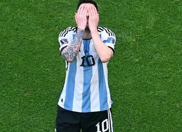 No estádio da final, time de Messi tem três gols anulados por impedimento e vê invencibilidade de 36 partidas acabar com revés para os sauditas