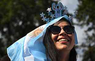Argentinos celebram, pelas ruas de Buenos Aires, a classificao da seleo s quartas de final da Copa do Mundo do Catar. Equipe liderada por Lionel Messi venceu a Austrlia, neste sbado (3), por 2 a 1