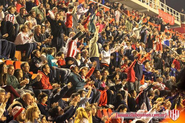 O estádio é conhecido por ser um caldeirão, com arquibancadas coladas no gramado