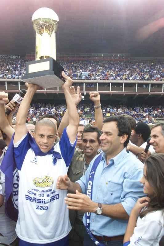 Depois da vitria por 2 a 1 sobre o Paysandu naquele 30 de novembro, no Mineiro, resultado que confirmou o ttulo brasileiro de 2003 com duas rodadas de antecedncia, jogadores do Cruzeiro, comisso tcnica e diretoria promoveram uma grande festa no gramado. Sem a taa oficial da CBF, o elenco deu a volta olmpica com trofus simblicos. Os mais de 75 mil presentes festejaram a indita Trplice Coroa no futebol brasileiro. Antes, o clube celeste j havia conquistado o Campeonato Mineiro de forma invicta e a Copa do Brasil.