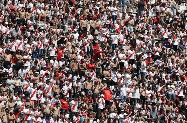 Torcedores do River Plate na final da Libertadores, contra o Boca Juniors, no Monumental de Nez