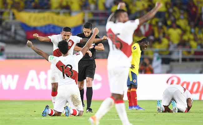 Peruanos celebram vitória fora de casa, com gol no fim: colombianos lamentam castigo