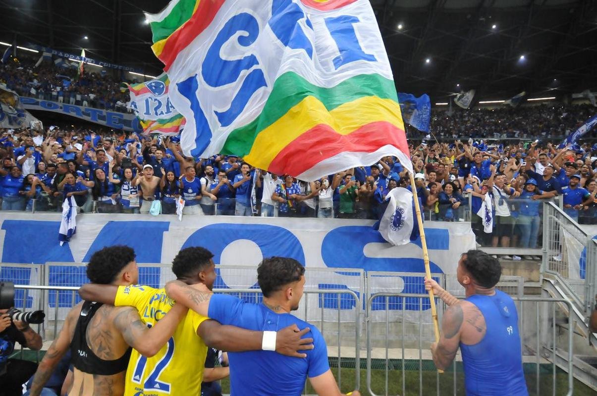 Fotos da grande festa da torcida e do time do Cruzeiro aps a vitria sobre o Operrio, por 1 a 0, que aproximou o time celeste do acesso  Srie A