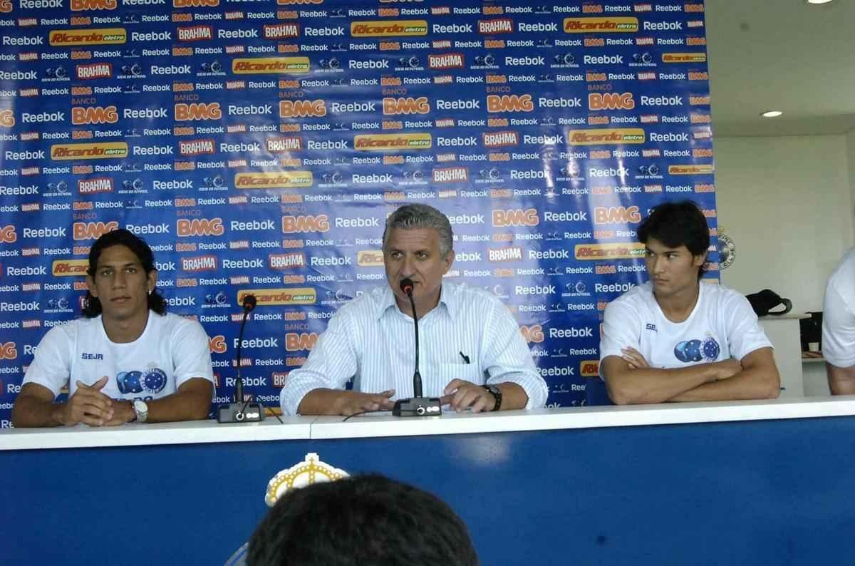06/01/2010. Apresentao dos novos jogadores de futebol contratados do Cruzeiro na Toca da Raposa II. Na foto, o jogador Anderson Lessa, o diretor de futebol, Eduardo Maluf, o jogador Pedro Ken