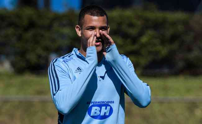 Zé Ivaldo, do Cruzeiro cumprirá suspensão diante do Criciúma