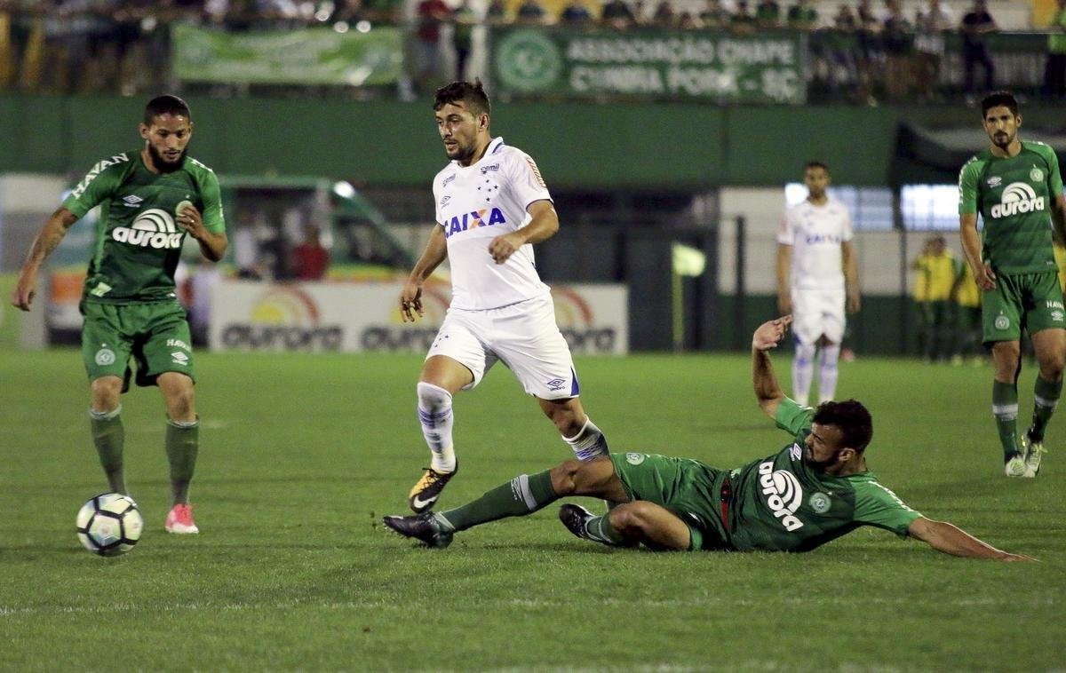 Cruzeiro visitou a Chape na Arena Cond e arrancou vitria por 2 a 1 pelo Brasileiro