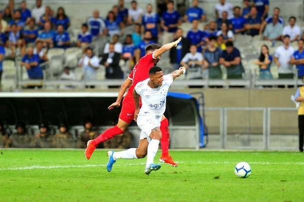 Cruzeiro e Internacional ficaram no empate em jogo com interveno do VAR
