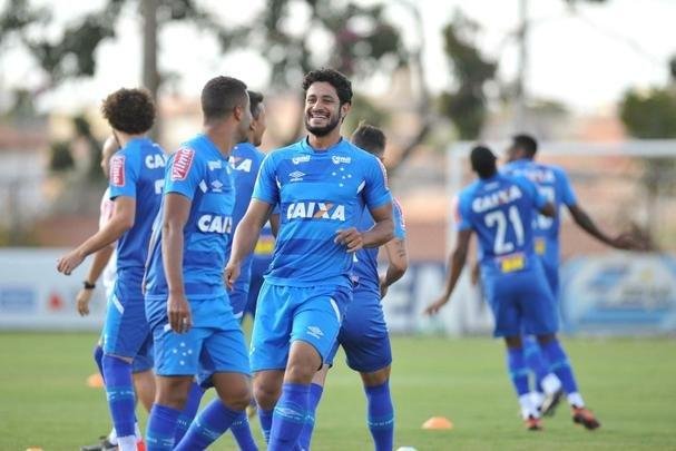 Jogadores do Cruzeiro trabalharam em tom descontrado na Toca da Raposa antes de final com Flamengo