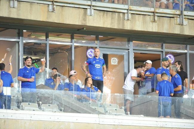 Zagueiro Maicon, novo reforo do Cruzeiro, esteve no Mineiro e assistiu ao empate celeste por 0 a 0 com o Nutico no encerramento da Srie B. Jogador de 33 anos, revelado na Toca,  o primeiro reforo para a temporada 2022.