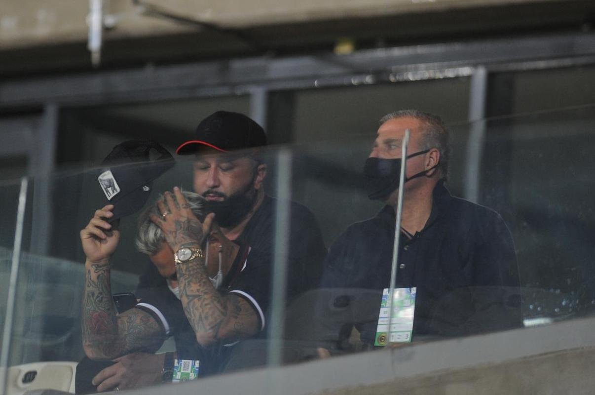 As reaes de Sampaoli e Vargas na goleada do Atltico sobre o Flamengo