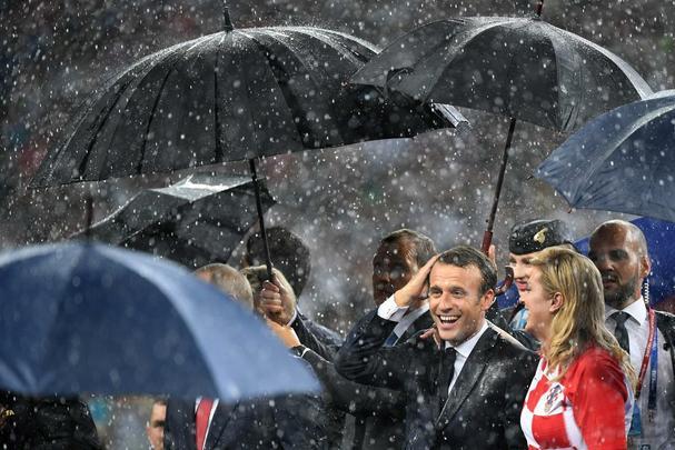 Presidente francês Emmanuel Macron vibra muito com o título francês e depois ainda entrega medalhas e troféu aos campeões; já a presidente croata Kolinda Grabar-Kitarovic deu show de simpatia mesmo com o vice