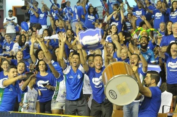 Veja fotos das torcidas na deciso da Superliga Feminina no Mineirinho