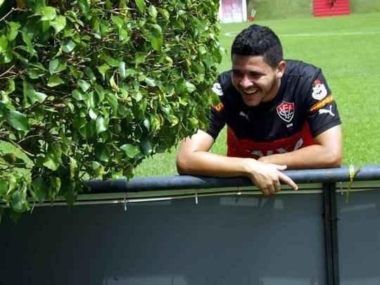 Diego Renan, lateral-esquerdo, seguiu no Vitória