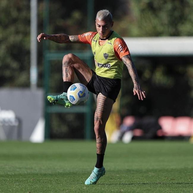 Eduardo Vargas - Decisivo na vitria sobre o Athletico-PR no ltimo domingo, o atacante chileno pode ocupar a vaga deixada por Zaracho. Desta forma, o tcnico Cuca precisa alterar o esquema. Ele formaria o trio de ataque com Eduardo Sasha e Savarino.